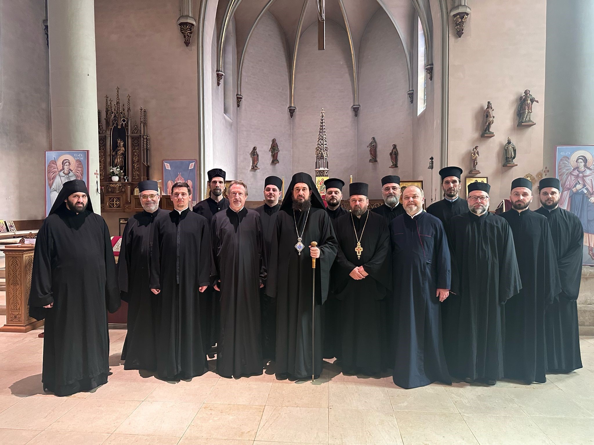 СВЕТА АРХИЈЕРЕЈСКА ЛИТУРГИЈА И САСТАНАК НАМЕСНИШТВА ЗА БЕНЕЛУКС